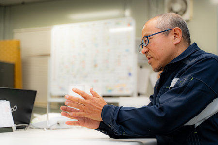 大型免許取得を目指すと語るトラックドライバー井上