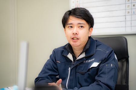 フレンドリーな職場の雰囲気を語る社員