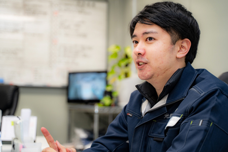 仕事を覚えていきたいと話す光世通商の社員
